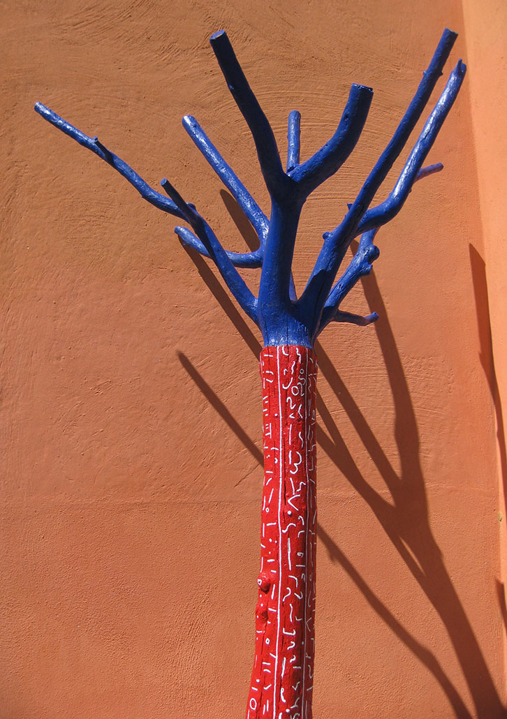 Albi. A dried apricot tree 180 cm tall, worked, then coloured. Vanessa Thyes, 2025.